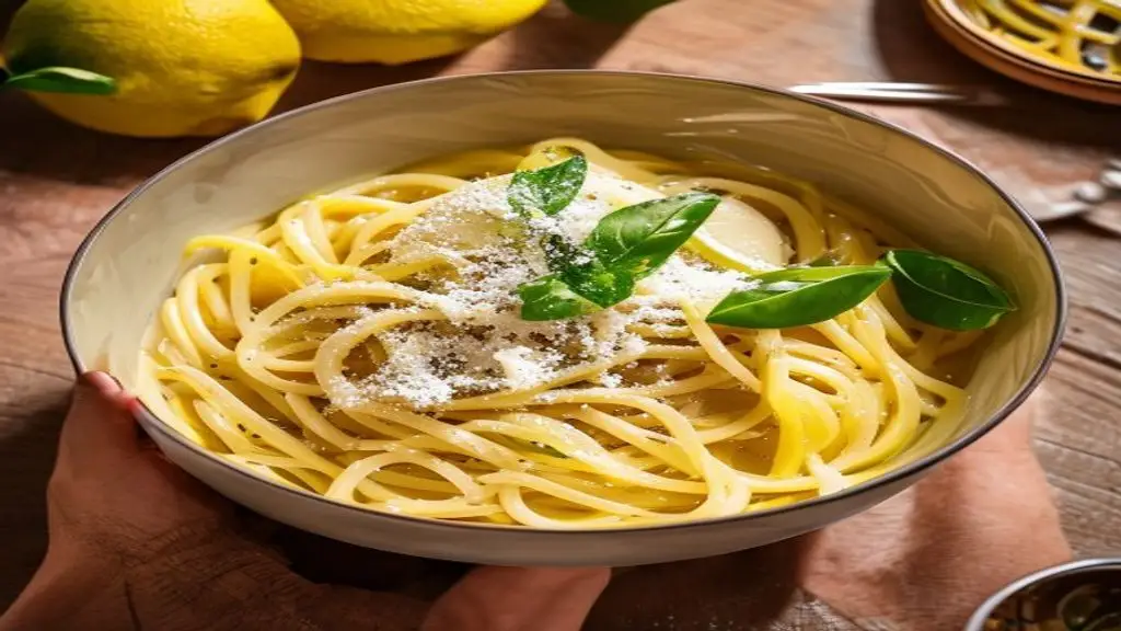 Pates au citron et parmesan servies dans un bol.